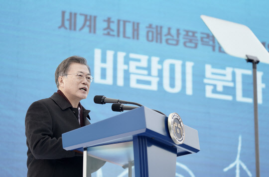 문재인 대통령이 5일 오후 전남 신안군 임자2대교에서 열린 '세계 최대 해상풍력단지 48조 투자협약식'에서 발언하고 있다. 연합뉴스